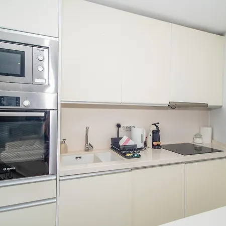 Prime 2bd With Balcony, View & Pool Арона